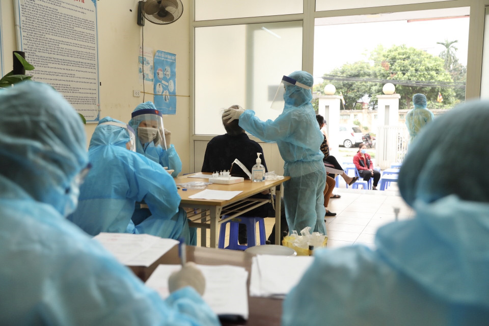  Xét nghiệm cho người có nguy cơ cao tại quận Nam Từ Liêm. (Ảnh: Minh Quyết/TTXVN)