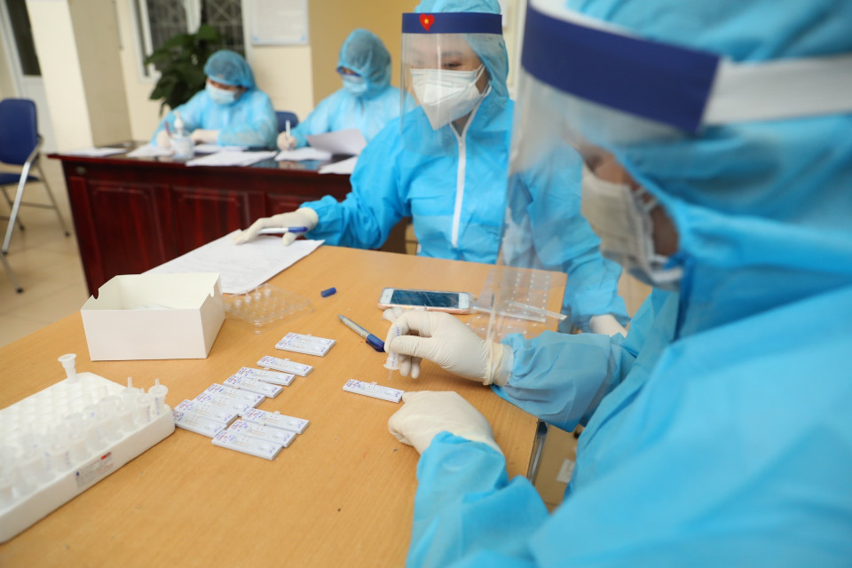  Xét nghiệm cho người có nguy cơ cao tại quận Nam Từ Liêm. (Ảnh: Minh Quyết/TTXVN)