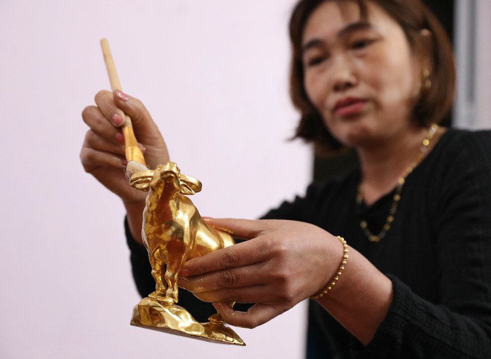 Sản phẩm trâu vàng Tân Sửu 2021 được gia đình nghệ nhân Nguyễn Anh Chung thếp vàng theo đơn đặt hàng. (Ảnh: Danh Lam/TTXVN)