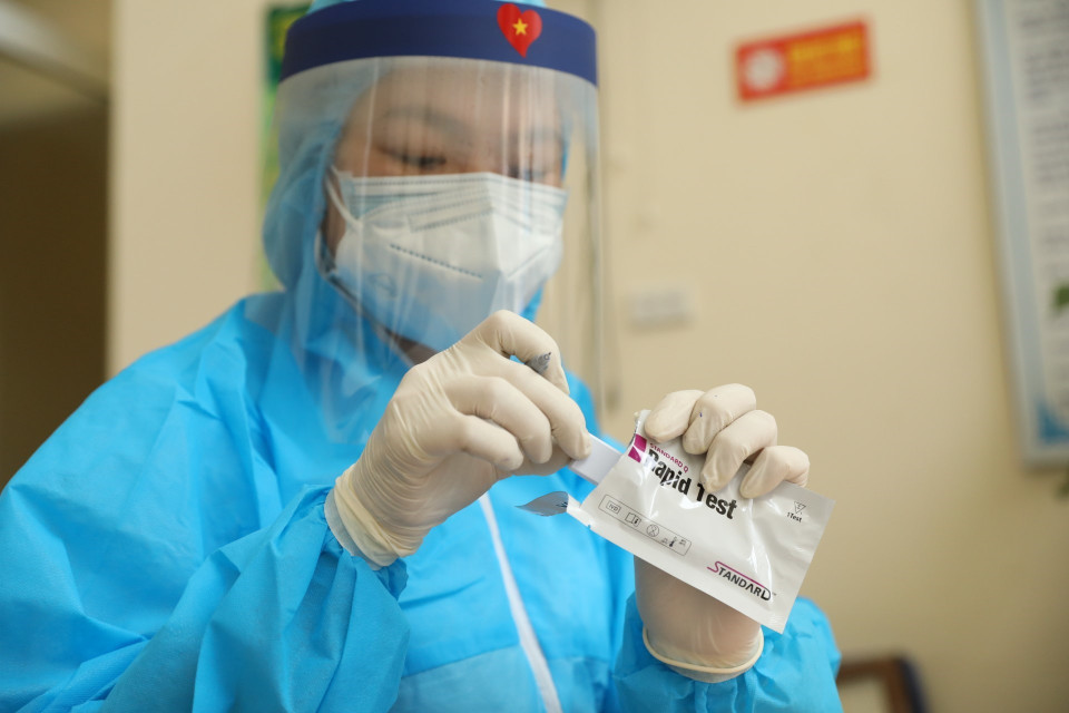  Xét nghiệm cho người có nguy cơ cao tại quận Nam Từ Liêm. (Ảnh: Minh Quyết/TTXVN)