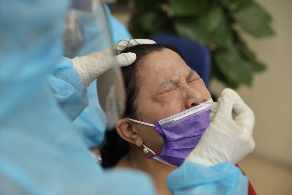  Xét nghiệm cho người có nguy cơ cao tại quận Nam Từ Liêm. (Ảnh: Minh Quyết/TTXVN)