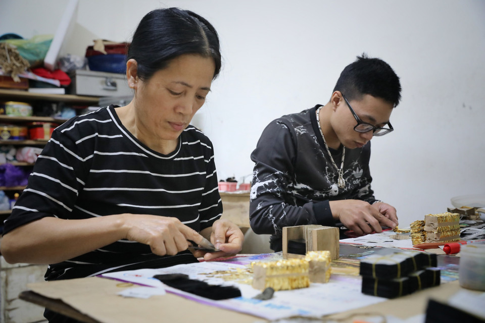 Các công đoạn xếp vàng chuẩn bị cho khâu đập điệp và làm quỳ cũ đòi hỏi sự kiên trì và tỉ mỉ cao. (Ảnh: Danh Lam/TTXVN)