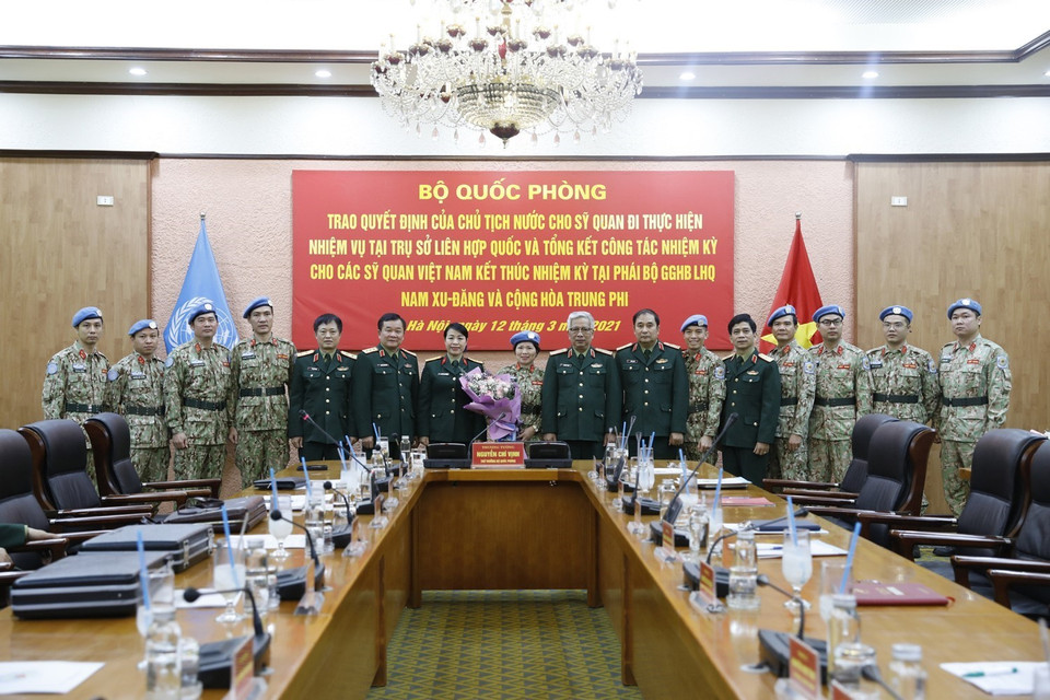 Thượng tướng Nguyễn Chí Vịnh, Thứ trưởng Bộ Quốc phòng với các sỹ quan. (Ảnh: Dương Giang/TTXVN)