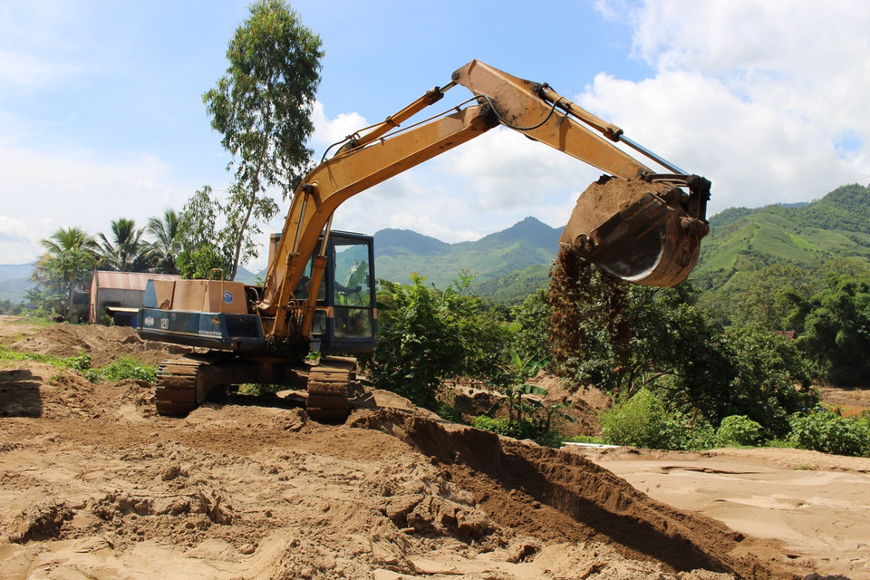 Cát sau khi được hút lên bãi sẽ được múc lên xe tải trọng lớn đưa đi tiêu thụ. (Ảnh: Hùng Võ/Vietnam+)