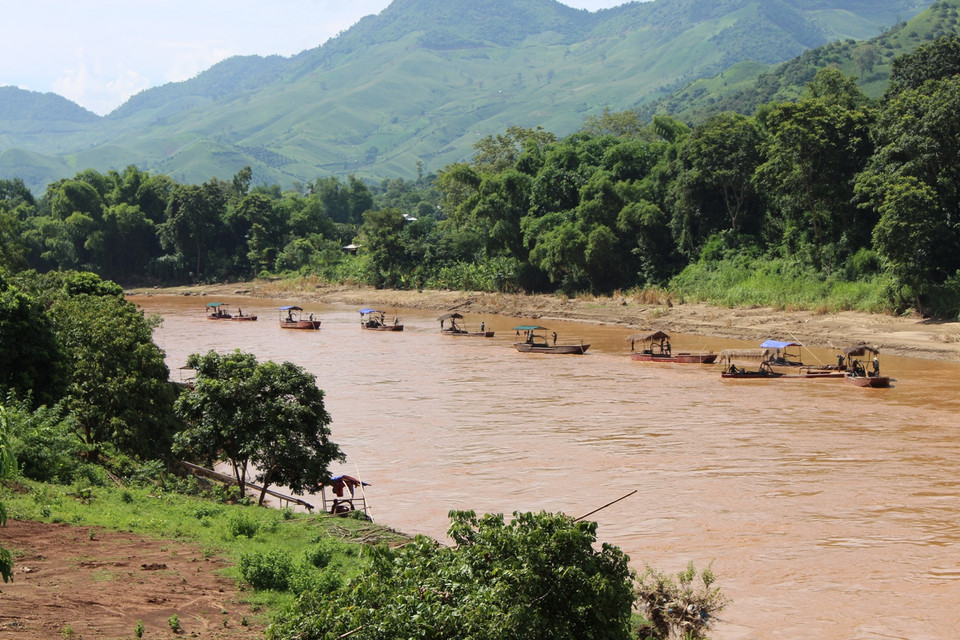  Chỉ tính riêng một khúc sông Mã, khoảng 1km đã có tới gần 30 chiếc tàu khai thác cát không phép thi nhau “quần thảo” lòng sông. (Ảnh: Hùng Võ/Vietnam+)