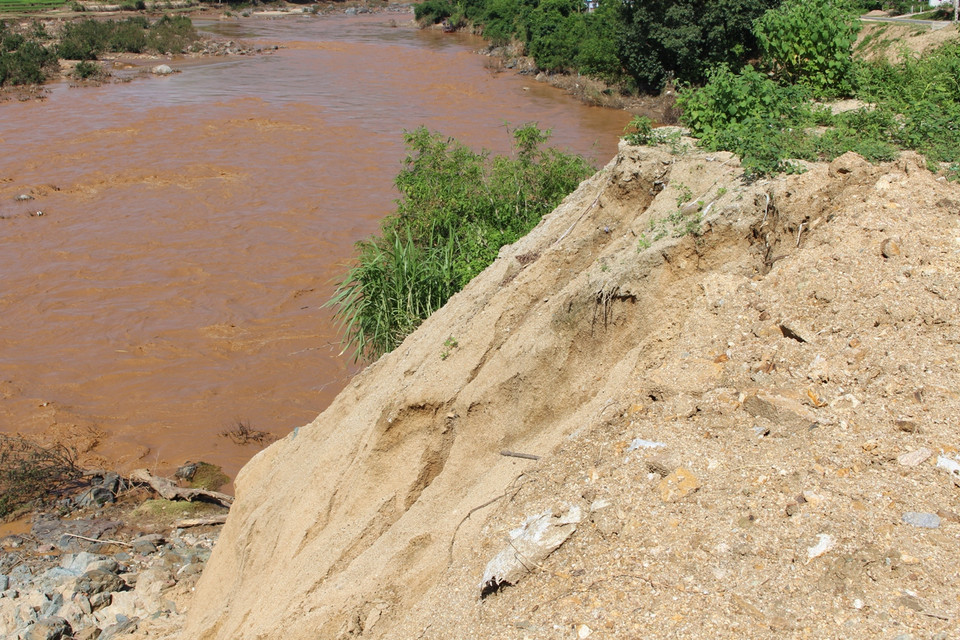 Khai thác cát gây sạt lở bờ sông Mã. (Ảnh: Hùng Võ/Vietnam+)
