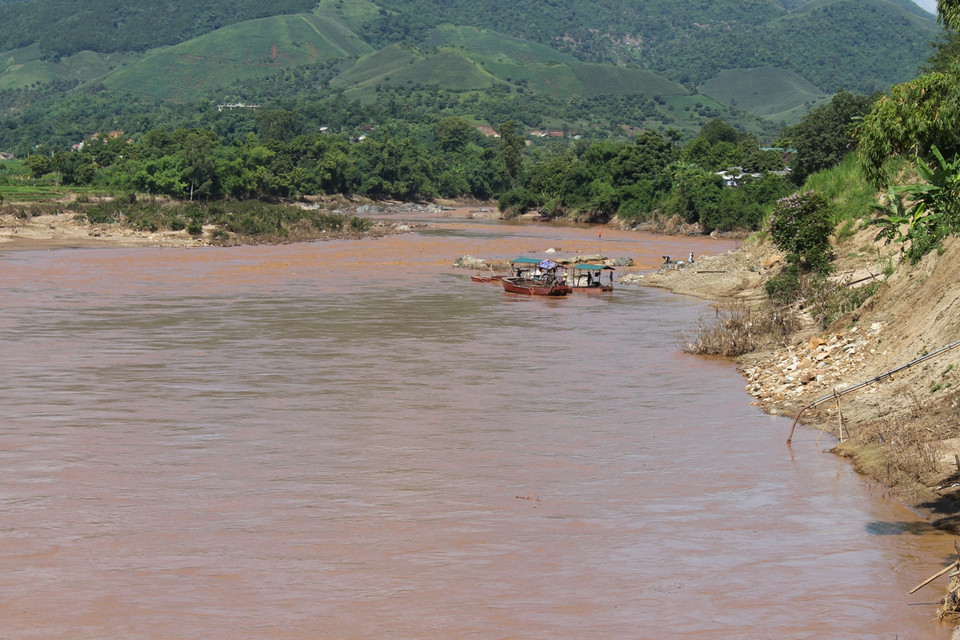 Hầu hết các chủ tàu, thuyền và lao động khai thác cát tại thượng nguồn sông Mã chưa đăng ký kinh doanh với nhà nước. (Ảnh: Hùng Võ/Vietnam+)