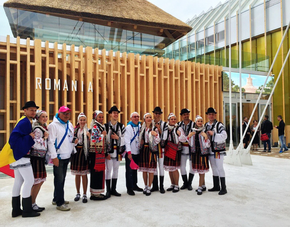 Khu trưng bày của Romania rực rỡ với trang phục dân tộc truyền thống. (Ảnh: Thanh-Hòa/Vietnam+)
