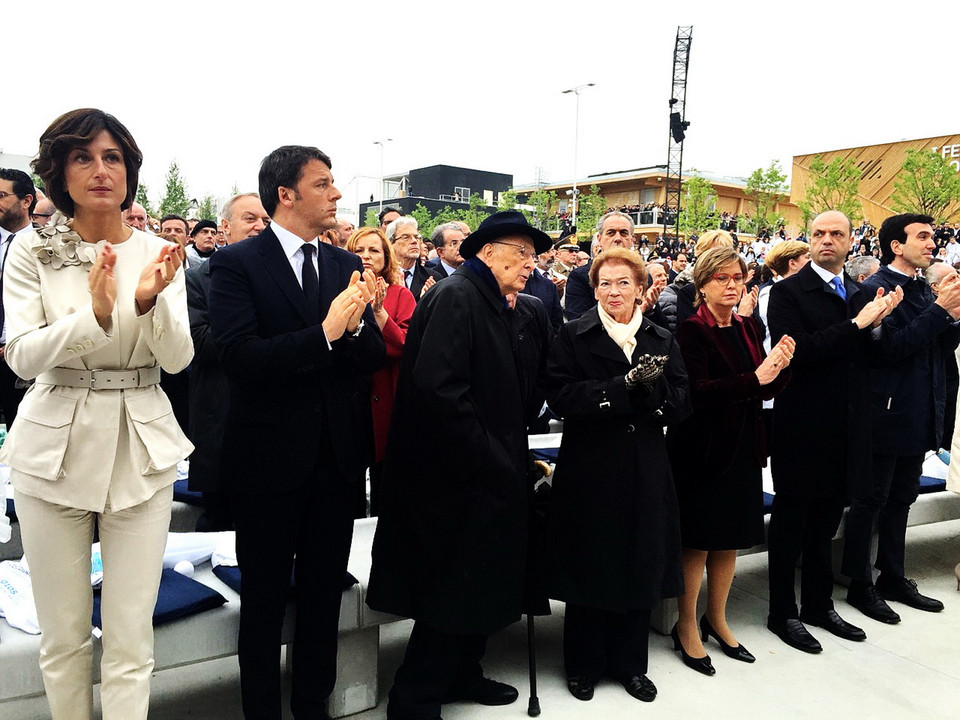 Thủ tướng Italy Matteo Renzi cùng phu nhân bên cạnh nguyên Tổng thống CH Italy Napolitano, người vừa từ nhiệm tháng 1/2015. (Ảnh: Thanh-Hòa/Vietnam+)