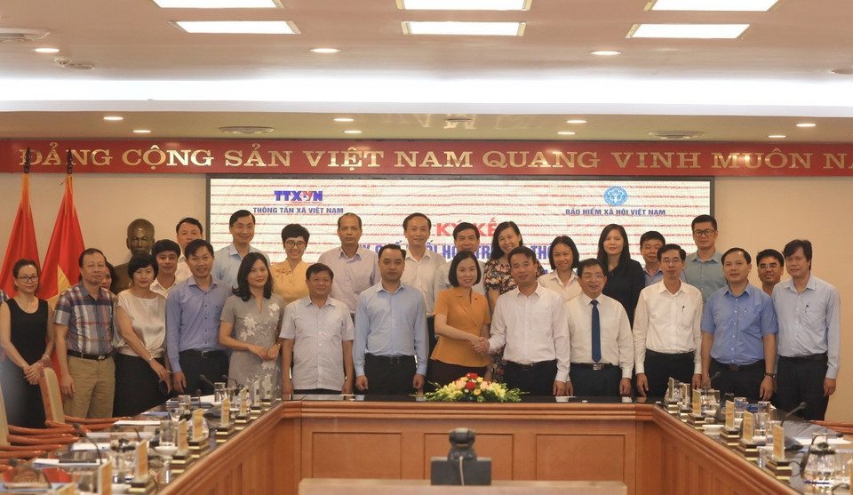 Các đại biểu chụp ảnh kỷ niệm tại buổi lễ. (Ảnh: Tuấn Anh/TTXVN)