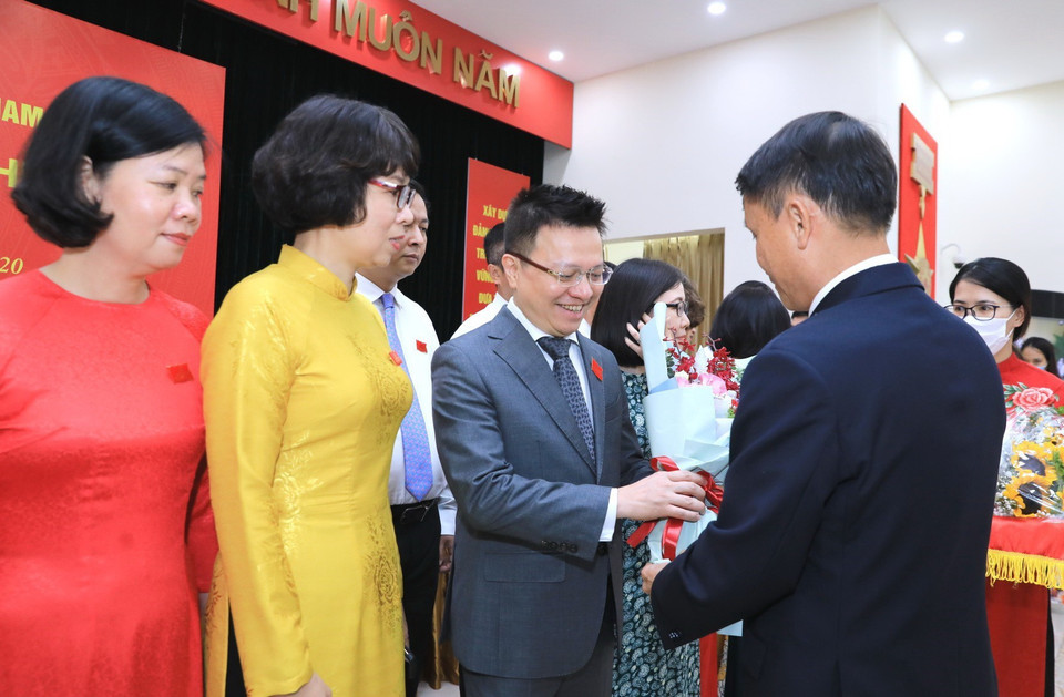 Đồng chí Nguyễn Đức Lợi, Ủy viên BCH Trung ương Đảng, Tổng Giám đốc TTXVN tặng hoa ra mắt Ban Chấp hành Đại hội đại biểu Đảng bộ Thông tấn xã Việt Nam lần thứ 26 (nhiệm kỳ 2020-2025). (Ảnh: Thành Đạt/TTXVN)