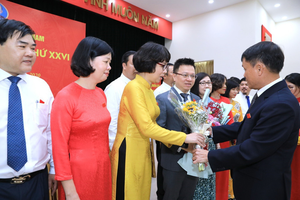 Đồng chí Nguyễn Đức Lợi, Ủy viên BCH Trung ương Đảng, Tổng Giám đốc TTXVN tặng hoa ra mắt Ban Chấp hành Đại hội đại biểu Đảng bộ Thông tấn xã Việt Nam lần thứ 26 (nhiệm kỳ 2020-2025). (Ảnh: Thành Đạt/TTXVN)