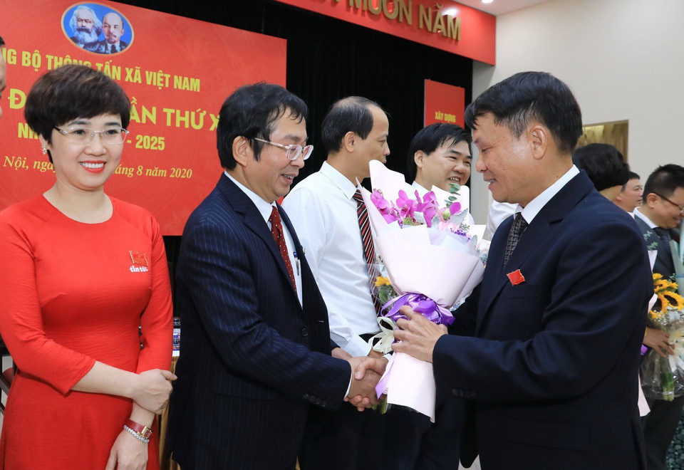 Đồng chí Nguyễn Đức Lợi, Ủy viên BCH Trung ương Đảng, Tổng Giám đốc TTXVN tặng hoa ra mắt Ban Chấp hành Đại hội đại biểu Đảng bộ Thông tấn xã Việt Nam lần thứ 26 (nhiệm kỳ 2020-2025). (Ảnh: Thành Đạt/TTXVN)