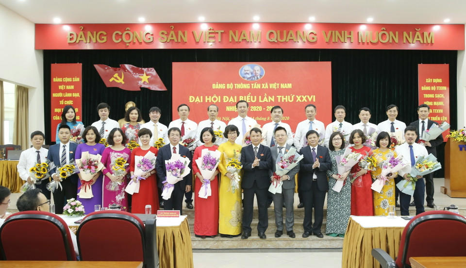 Đồng chí Nguyễn Đức Lợi, Ủy viên BCH Trung ương Đảng, Tổng Giám đốc TTXVN tặng hoa Ban Chấp hành Đảng bộ TTXVN khóa XXVI ra mắt. (Ảnh: Doãn Tấn/TTXVN)