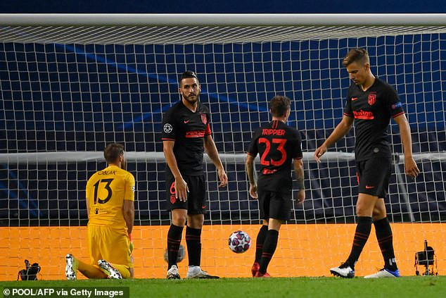 Các cầu thủ Atletico buồn bã khi phải chia tay giấc mơ chinh phục đỉnh cao châu Âu mùa này. (Nguồn: Getty Images)