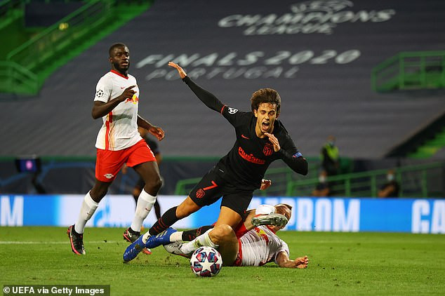 Bất ngờ nhận bàn thua, Simeone gần như ngay lập tức có sự điều chỉnh khi đưa Joao Felix vào sân, và sự thay đổi người này đã phát huy tác dụng khi cầu thủ này mang về quả penalty ở phút 69. (Nguồn: Getty Images)