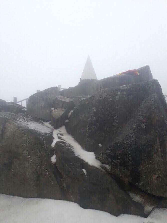 Tại khu nhà sàn gỗ gần đỉnh Fansipan, lớp băng dày khoảng 3-5 cm. (Nguồn: CTV/Vietnam+)