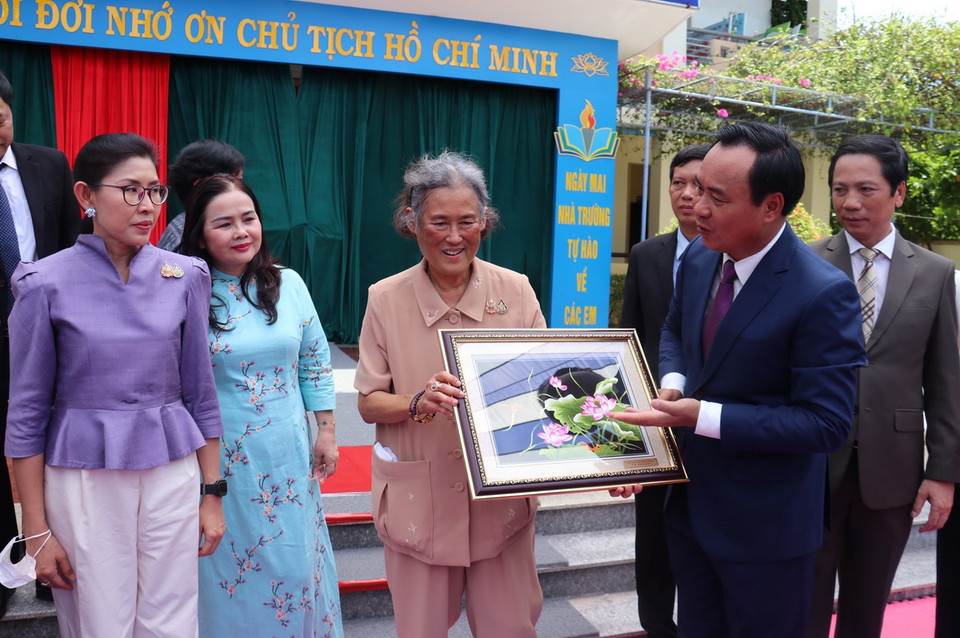 Ông Võ Văn Hưng, Chủ tịch UBND tỉnh Quảng Trị, trao tặng bức tranh cho Công chúa Hoàng gia Thái Lan Maha Chakri Sirindhorn. (Ảnh: Thanh Thủy/TTXVN)