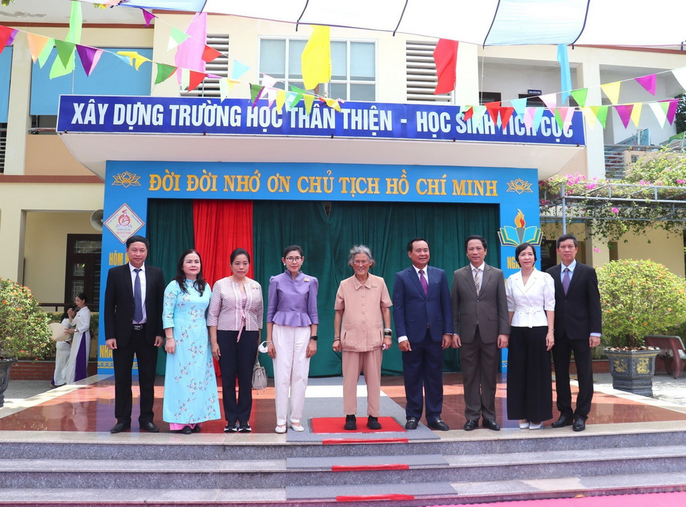 Công chúa Maha Chakri Sirindhorn chụp ảnh lưu niệm với lãnh đạo tỉnh Quảng Trị. (Ảnh: Thanh Thủy/TTXVN)