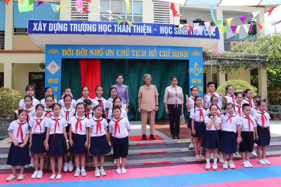 Công chúa Maha Chakri Sirindhorn chụp ảnh lưu niệm với học sinh trường Tiểu học Nguyễn Tất Thành.(Ảnh: Thanh Thủy/TTXVN)