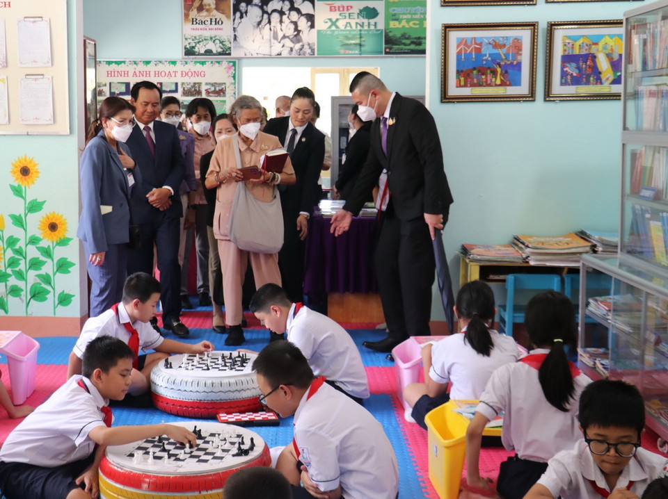 Công chúa Maha Chakri Sirindhorn tham quan phòng thư viện trường Tiểu học Nguyễn Tất Thành. (Ảnh: Thanh Thủy/TTXVN)