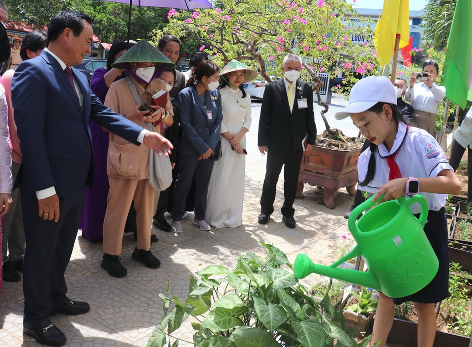 Công chúa Maha Chakri Sirindhorn tham quan vườn rau của học sinh trường Tiểu học Nguyễn Tất Thành. (Ảnh: Thanh Thủy/TTXVN)