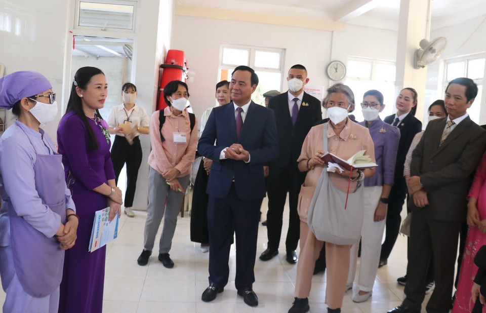 Công chúa Maha Chakri Sirindhorn tham quan phòng bếp trường Tiểu học Nguyễn Tất Thành. (Ảnh: Thanh Thủy/TTXVN)