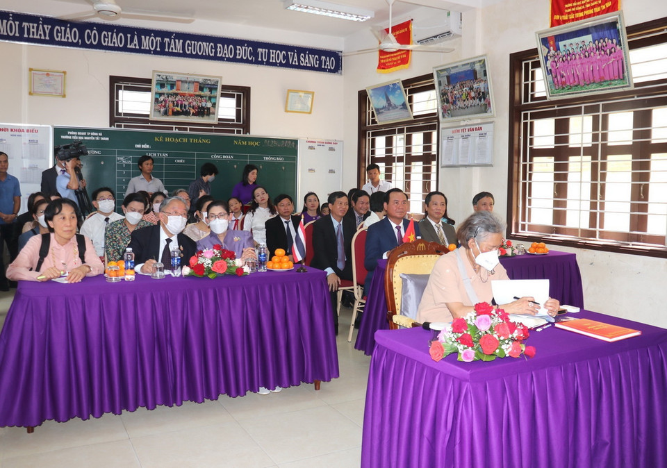 Công chúa Maha Chakri Sirindhorn tham quan và làm việc tại trường Tiểu học Nguyễn Tất Thành. (Ảnh: Thanh Thủy/TTXVN)