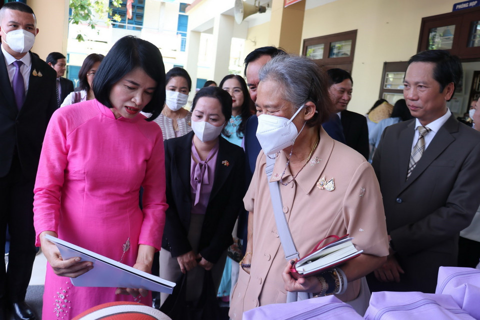 Công chúa Maha Chakri Sirindhorn tham quan và làm việc tại trường Tiểu học Nguyễn Tất Thành. (Ảnh: Thanh Thủy/TTXVN)