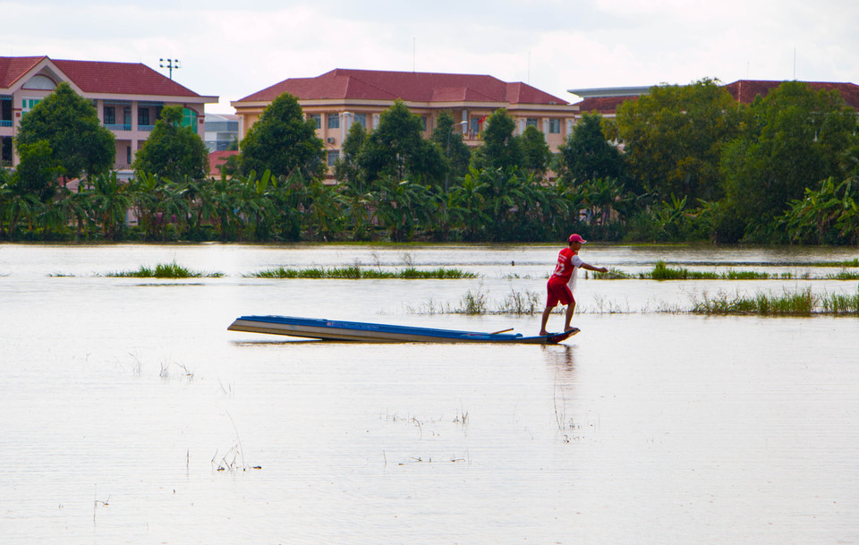 Giăng lưới bắt cá trong mùa nước nổi. (Ảnh: Duy Khương/TTXVN)
