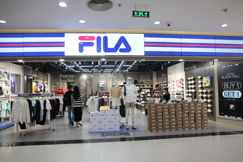 Nhiều hãng thời trang lớn như Adidas, Uniqlo, Fila tại đây cũng tham gia vào chiến dịch giảm giá "Ngày thứ 6 đen tối" với mức giảm từ 20-50%, có nơi còn mua 1 tặng 1. (Ảnh: Minh Hiếu/Vietnam+)