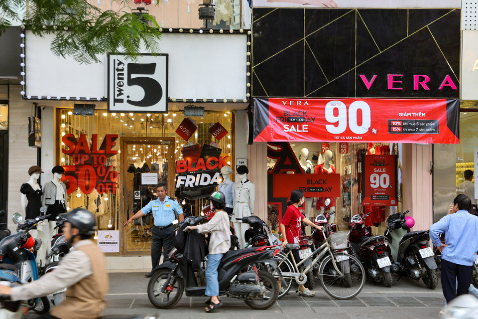 Tuyến phố thời trang sầm uất Chùa Bộc nổi bật với các biển treo giảm giá. Mức giảm của các đơn vị tại đây thấp nhất là 50%, cao thì đến 80, 90%. (Ảnh: Minh Hiếu/Vietnam+)