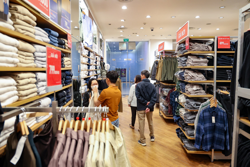 Về phía góc độ khách hàng, nhiều người chia sẻ họ đã cắt giảm chi tiêu cho những mặt hàng không quá cần thiết mà chỉ ưu tiên những thứ thiết yếu hoặc chú trọng hơn đến chất lượng sản phẩm thay vì “cảm hứng nhất thời.” (Ảnh: Minh Hiếu/Vietnam+)