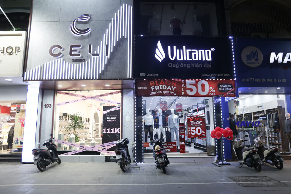 Ghi nhận tại khung giờ 19h30 ngày 26/11 - giờ cao điểm trên tuyến phố Chùa Bộc vẫn khá đìu hiu. (Ảnh: Minh Hiếu/Vietnam+)