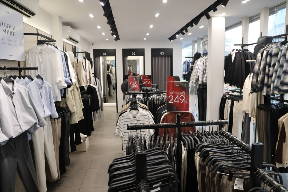 Mặc dù khuyến mãi 'khủng' nhưng ghi nhận của Phóng viên trong ban sáng lượng khách đến mua sắm còn khá thưa thớt. (Ảnh: Minh Hiếu/Vietnam+)