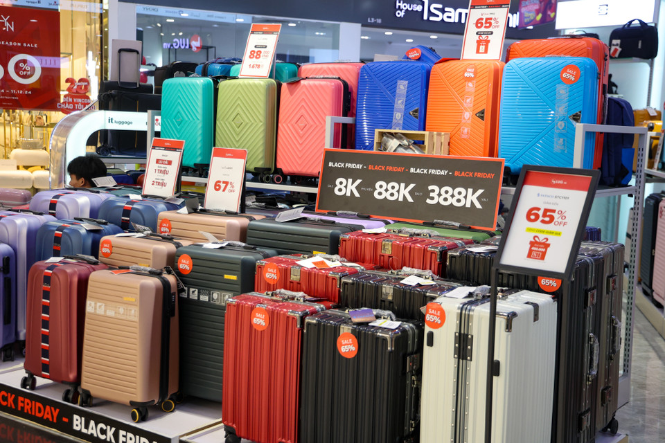 Một hãng vali giảm giá khủng tới 65% giá trị sản phẩm cùng đồng giá 8.000 đồng, 88.000 đồng và 388.000 đồng cho một số sản phẩm. (Ảnh: Minh Hiếu/Vietnam+)