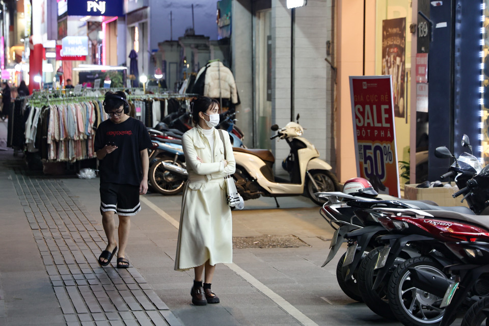 Lượng khách “chốt đơn” cũng chưa nhiều, đa số khách chỉ ngắm nghía, khảo sát giá rồi về. (Ảnh: Minh Hiếu/Vietnam+)