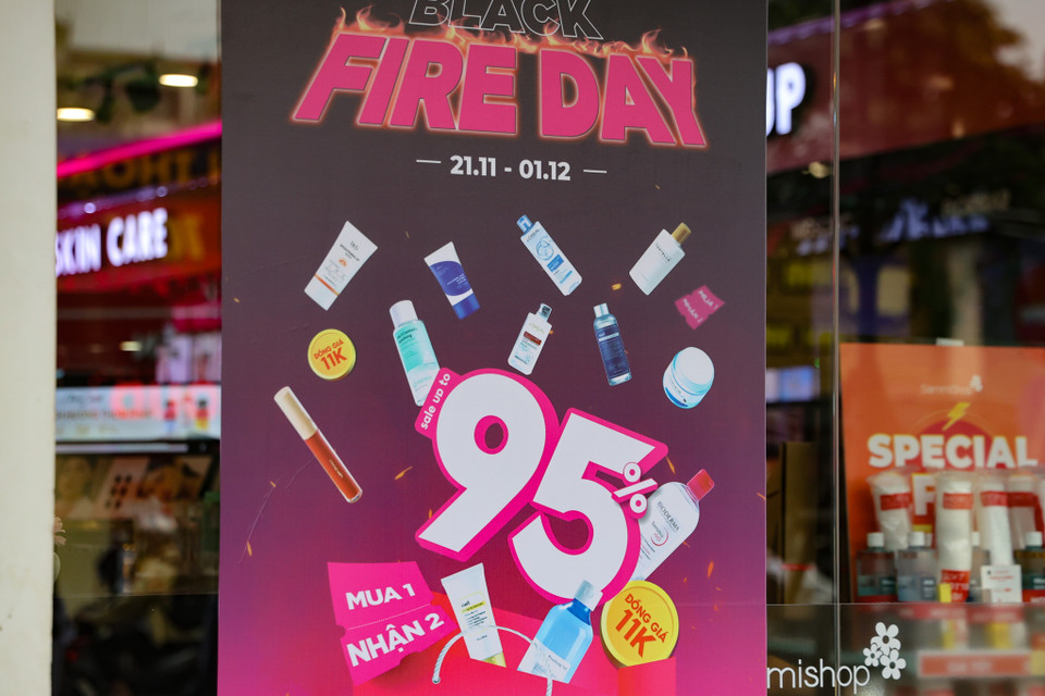 Một đơn vị kinh doanh mỹ phẩm 'chơi lớn' treo biển giảm 'đỉnh nóc' tới 95% giá trị sản phẩm kèm theo các khuyến mãi như 'mua 1 nhận 2'... (Ảnh: Minh Hiếu/Vietnam+)