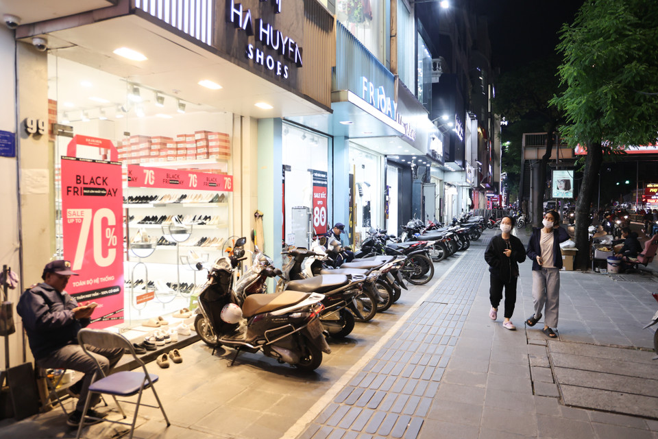 Chị Ánh Ngọc, quản lý một cửa hàng thời trang tại Chùa Bộc cho biết dù cửa hàng đã chạy chương trình khuyến mại từ nửa tháng trở lại đây và giảm giá từ 20-50% nhưng so với năm ngoái lượng khách năm nay đã giảm khoảng 30%. "Hy vọng từ giờ đến chính ngày, lượng khách đến mua sắm sẽ đông hơn,” chị Ngọc nói. (Ảnh: Minh Hiếu/Vietnam+)