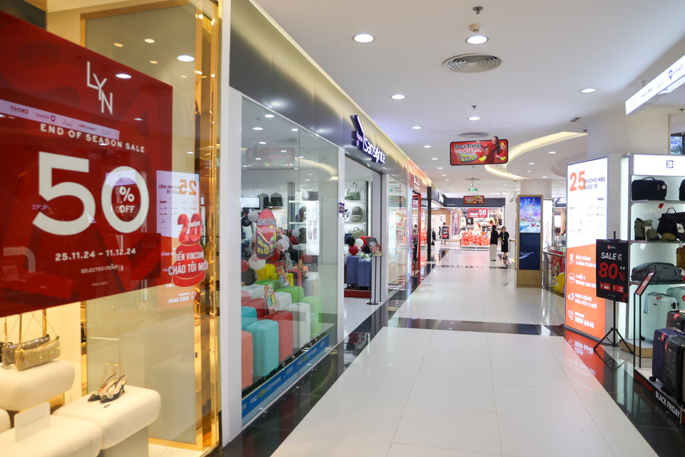 Tương tự với ngoài phố, các gian hàng trong trung tâm thương mại cũng tương tối vắng vẻ. Ghi nhận tại một trung tâm thương mại trên phố Phạm Ngọc Thạch vào thời điểm 20h ngày 26/11. (Ảnh: Minh Hiếu/Vietnam+)