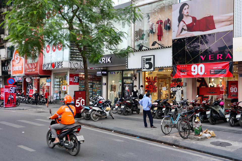 Còn hai ngày nữa là đến '' Ngày Thứ Sáu đen tối'' - Black Friday (29/11), hiện nhiều cửa hàng trên địa bàn Hà Nội đã dán biển, chăng băng rôn giảm giá "khủng" rực đỏ khắp các tuyến phố sầm uất. (Ảnh: Minh Hiếu/Vietnam+)