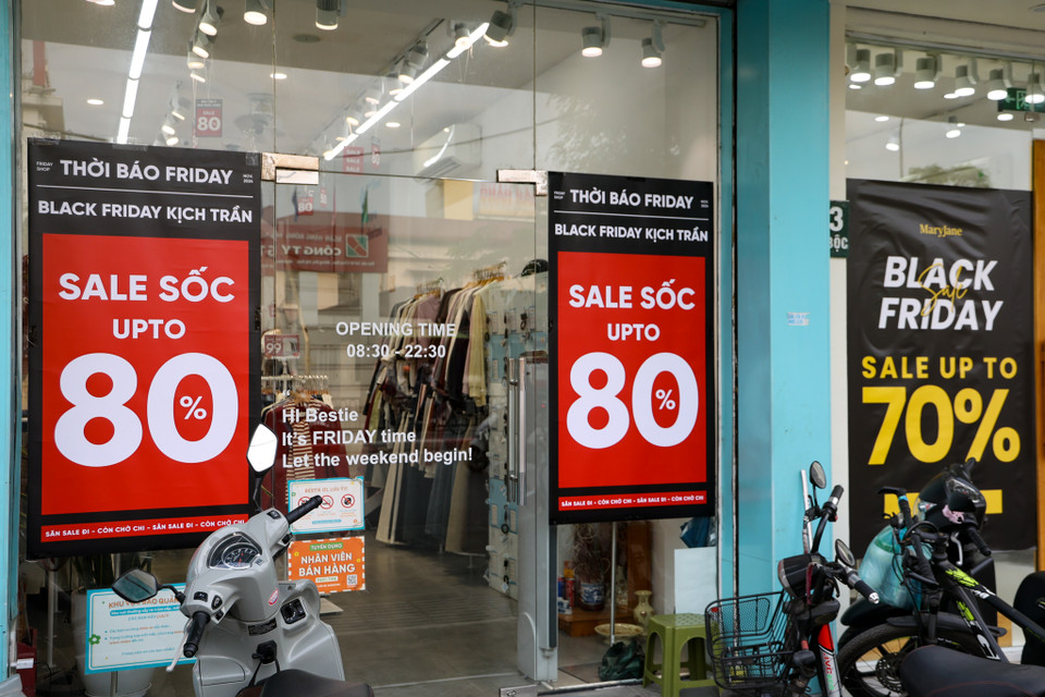 Một số người bán chia sẻ rằng đây gần như là bắt buộc nếu muốn cạnh tranh trong cuộc đua hút khách mua sắm Black Friday. Bên cạnh đó, đây cũng là mùa cao điểm nước rút cuối năm nên các đơn vị càng phải kích cầu mạnh. (Ảnh: Minh Hiếu/Vietnam+)