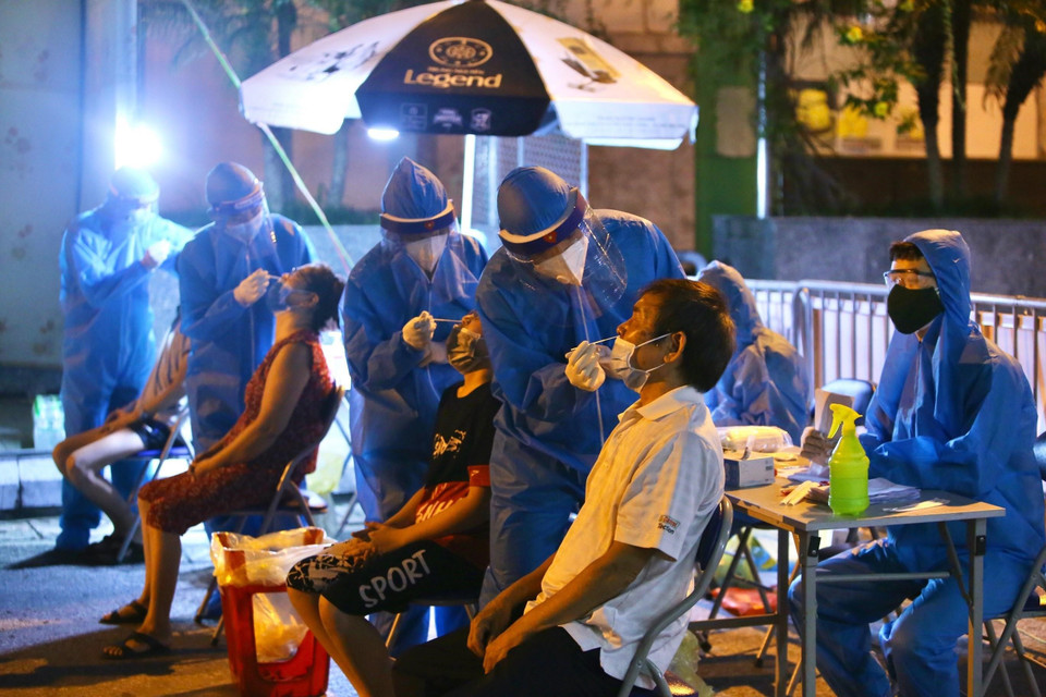 Phường Vĩnh Tuy (quận Hai Bà Trưng) tổ chức 43 điểm lấy mẫu xét nghiệm cho người dân toàn phường trong tối 14/9. (Ảnh: Hoàng Hiếu/TTXVN)