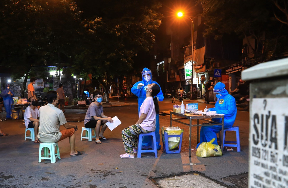 Đầu ngõ 135 Đội Cấn không gian thoáng mát được phường Đội Cấn trưng dụng làm nơi xét nghiệm xuyên đêm cho người dân. (Ảnh: Thành Đạt/TTXVN)