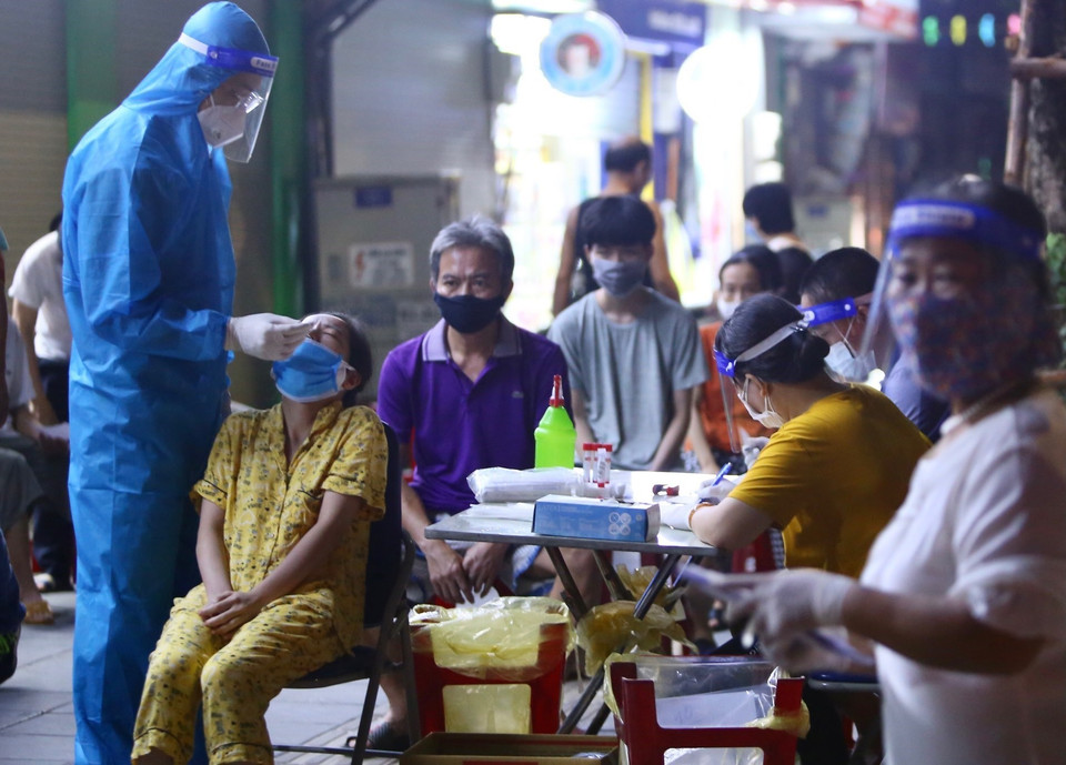 Người dân phường Vĩnh Tuy (quận Hai Bà Trưng) được lấy mẫu xét nghiệm tại 454 phố Minh Khai. (Ảnh: Hoàng Hiếu/TTXVN)