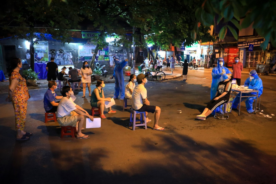 Đầu ngõ 135 Đội Cấn không gian thoáng mát được phường Đội Cấn trưng dụng làm nơi xét nghiệm xuyên đêm cho người dân. (Ảnh: Thành Đạt/TTXVN)