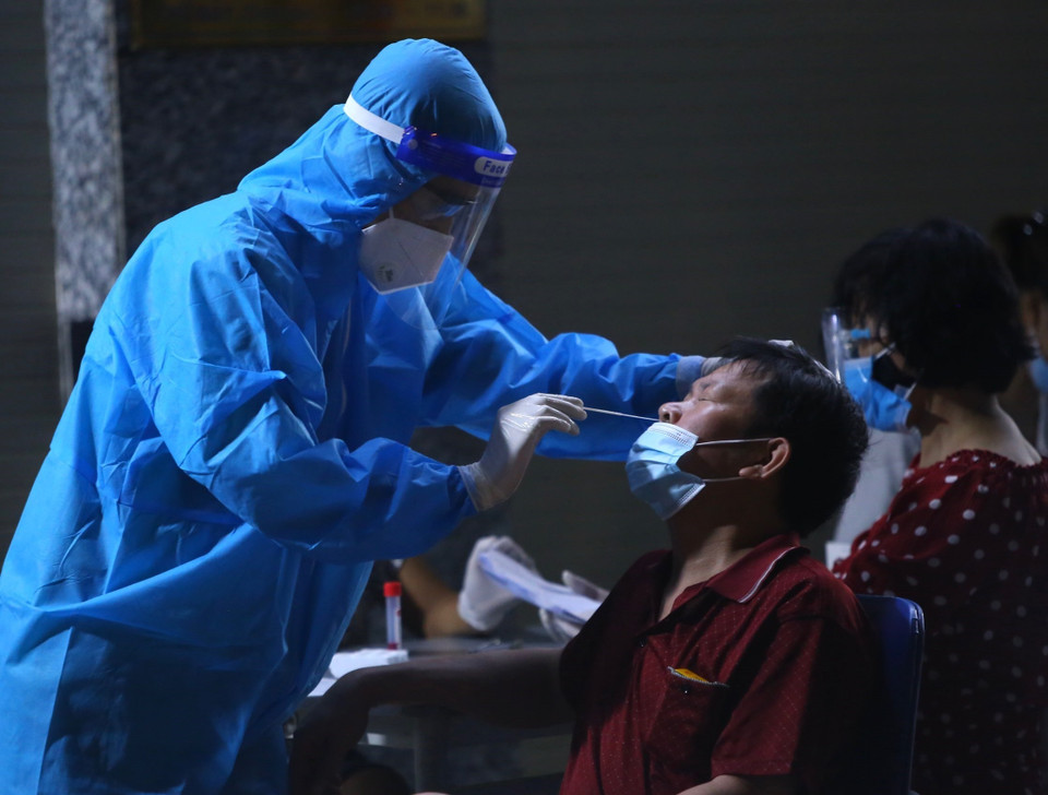 Các phường, xã trên địa bàn Thành phố Hà Nội đã tăng tốc tổ chức thêm các xét nghiệm không kể ngày đêm, đảm bảo tiến độ đã đề ra. (Ảnh: Hoàng Hiếu/TTXVN)