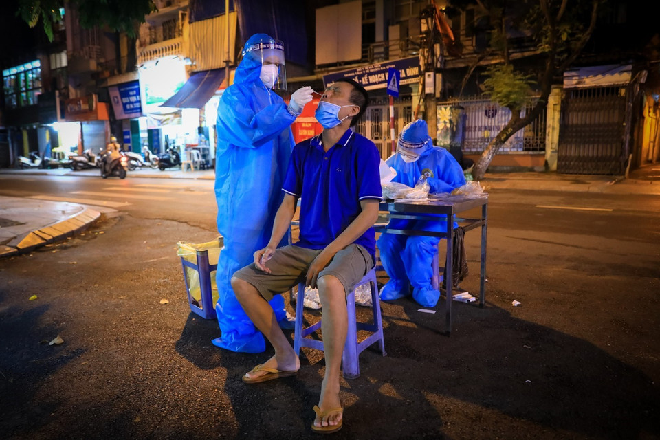  Phường Đội Cấn, quận Ba Đình, tổ chức xét nghiệm diện rộng xuyên đêm để kịp hoàn thành chỉ tiêu. (Ảnh: Thành Đạt/TTXVN)