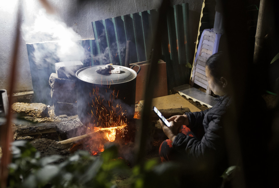 Ngồi bên bếp lửa canh nồi bánh chưng, bánh ống trong những ngày lạnh giá là hình ảnh gợi nhiều thương nhớ cho các thế hệ cứ mỗi dịp lễ, Tết. (Ảnh: Trọng Đạt/TTXVN)