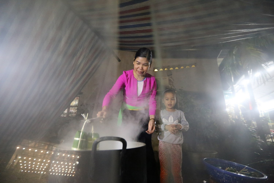 Bánh ống và bánh chưng của người Mường thường được gói trong các dịp lễ, Tết và ngày rằm tháng Giêng. (Ảnh: Trọng Đạt/TTXVN)
